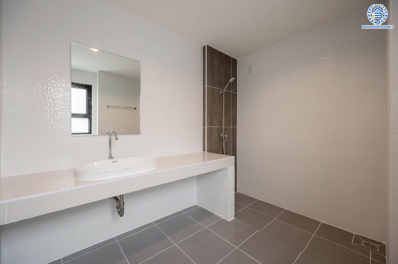 บ้านมือสองตกแต่งใหม่ โครงการ มณธานี บางแค บ้านเดี่ยว 3 ชั้น ดีไซน์หรูหรา เนื้อที่กว้าง 56.40 ตร.ว. พื้นที่ใช้สอย 240 ตร.ม. ฟังก์ชัน 5 ห้องนอน 4 ห้องน้ำ 2 ที่จอดรถ ฟังก์ชันครบตอบทุกไลฟ์สไตล์ บนทำเลศักยภาพ เชื่อมต่อถนนกาญจนาภิเษก ใกล้เดอะมอลล์บางแค ใกล้รถไฟฟ้าสายสีน้ำเงิน "สถานีหลักสอง" และจุดขึ้นทางด่วน "กาญจนาภิเษก"